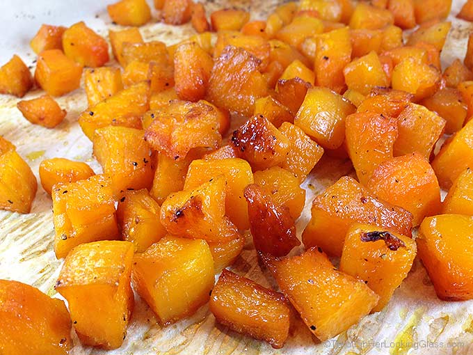 Caramelized Maple Roasted Butternut Squash: yummy side dish that'll have you craving butternut squash morning, noon and night! Deliciously addictive.