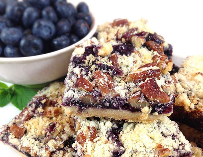 Pecan Crumble Blueberry Shortbread: buttery shortbread layered with blueberries and crunchy pecan crumble topping. For all the blueberry lovers!