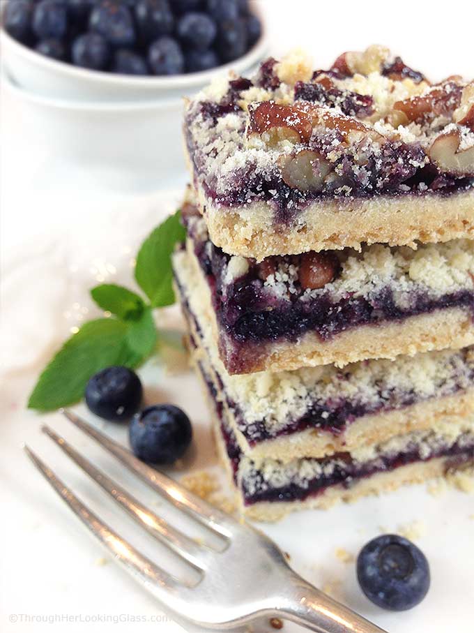 Pecan Crumble Blueberry Shortbread: buttery shortbread layered with blueberries and crunchy pecan crumble topping. For all the blueberry lovers!