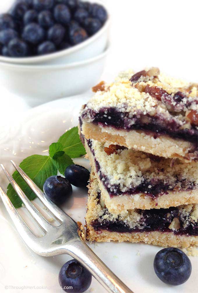 Pecan Crumble Blueberry Shortbread: buttery shortbread layered with blueberries and crunchy pecan crumble topping. For all the blueberry lovers!