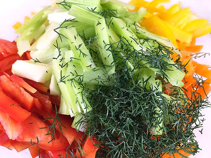 Fresh Dill Bell Pepper Salad: julienned bell pepper matchsticks mingle w/ chopped dill & lemon juice vinaigrette. Bright & colorful crunchy summer salad!