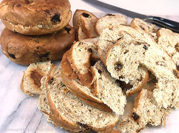 Crispy Cinnamon Raisin Bagel Chips Recipe: make your own addictive bagel chips at home. Easy snack and the perfect yummy with breakfast or brunch.