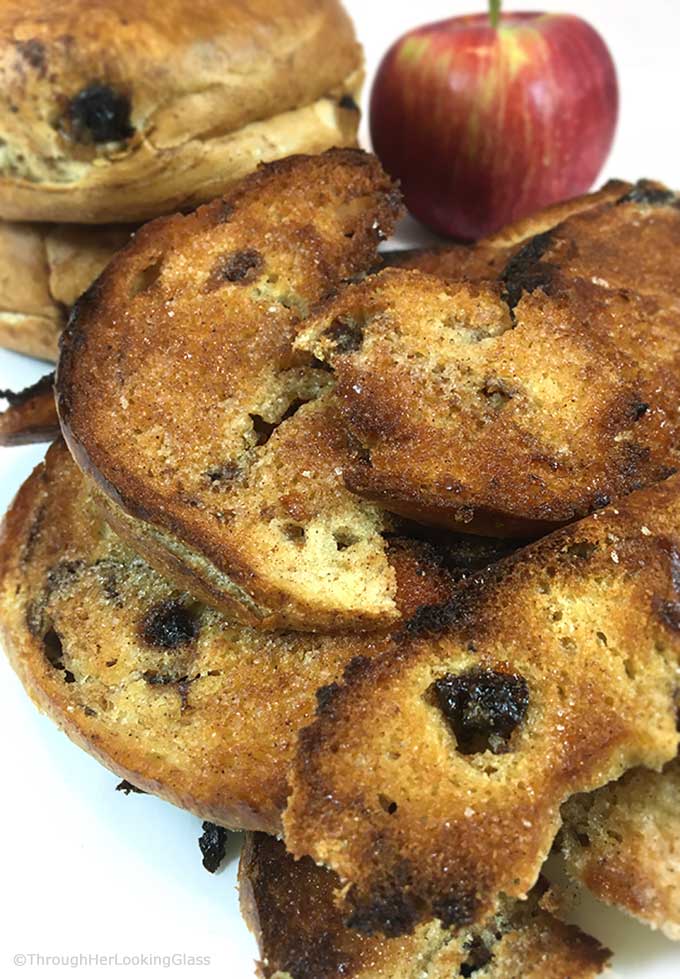 Crispy Cinnamon Raisin Bagel Chips Recipe: make your own addictive bagel chips at home. Easy snack and the perfect yummy with breakfast or brunch.